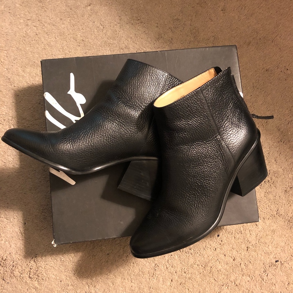 Black leather Banana Republic Bootie